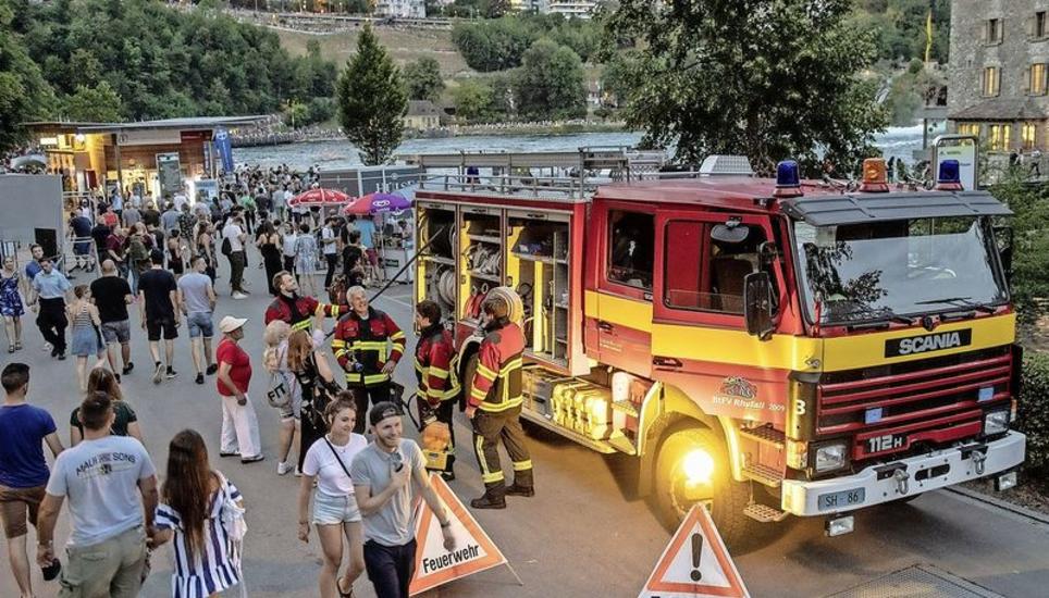 Wegen der grossen Trockenheit wurden beim Rheinfall-Feuerwerk zusätzliche Sicherheitsvorkehrungen getroffen. Die Feuerwehr hatte etwa beim Schlössli Wörth vorsichtshalber ein Tanklöschfahrzeug postiert. Bild: Michael Kessler