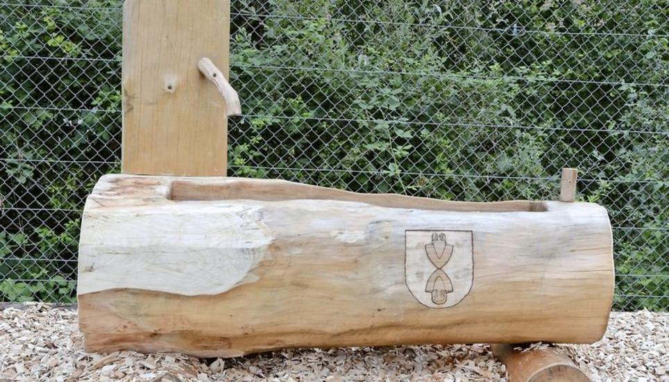 Dieser extra hergestellte Holzbrunnen mit dem Gemeindewappen von Beggingen ist das Prunkstück des Kantonalschwingfestes. Bild: Isabelle Hallauer