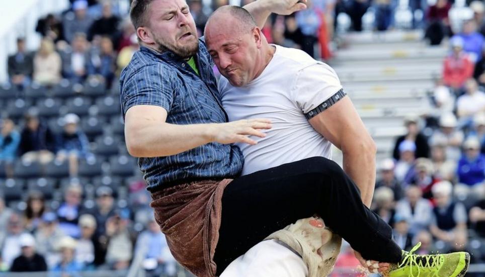 Die beiden schwingen in Beggingen um den Sieg am Schaffhauser Kantonalen: der Thurgauer Stefan Burkhalter (r.) und der Appenzeller Marcel Kuster, die hier im ersten Gang am 118. Thurgauer Kantonalen Schwingfest in Lengwil aufeinandertrafen. Bild: Key