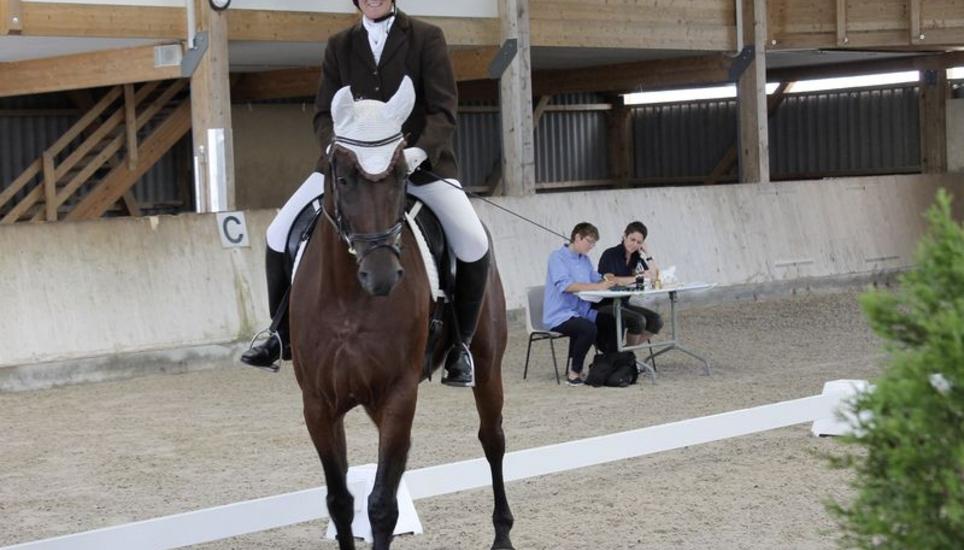 An der Dressurprüfung in Thayngen: Anne-Catherine Hatt aus Hinteregg mit Feliz Lorena. Bild: Jasmin Stihl