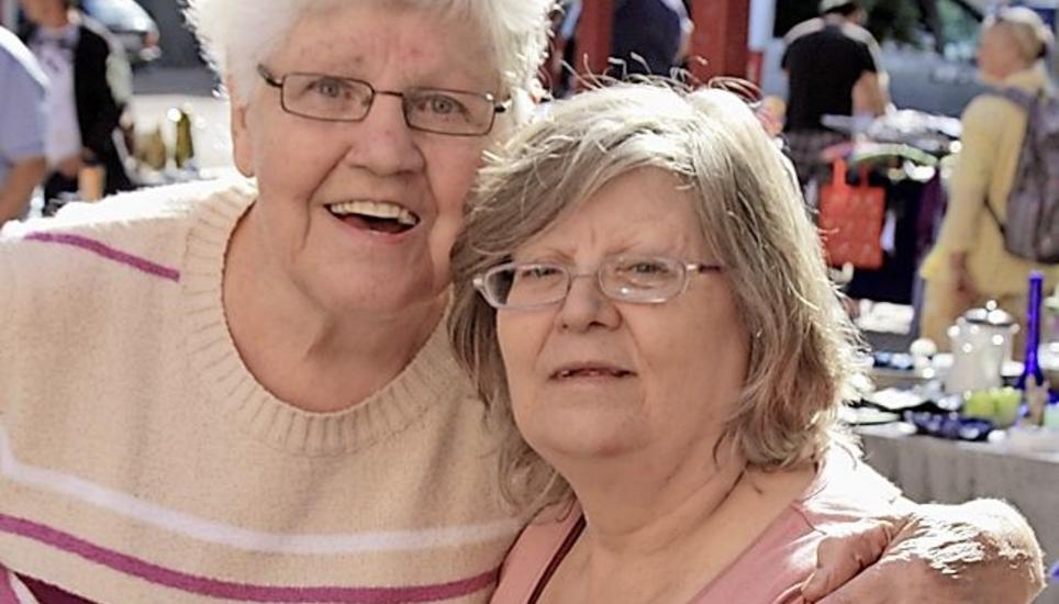 Brigitte Germann (r.), Verantwortliche des Flohmarkts, mit Stammkundin Verena Friedrich. Bild: Grazia Barbera