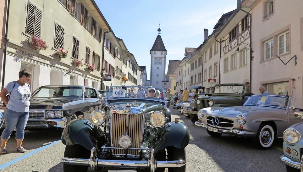 Liebhaber automobiler Kostbarkeiten kamen am Wochenende im Klettgau auf ihre Kosten. Bild: Rolf Hauser