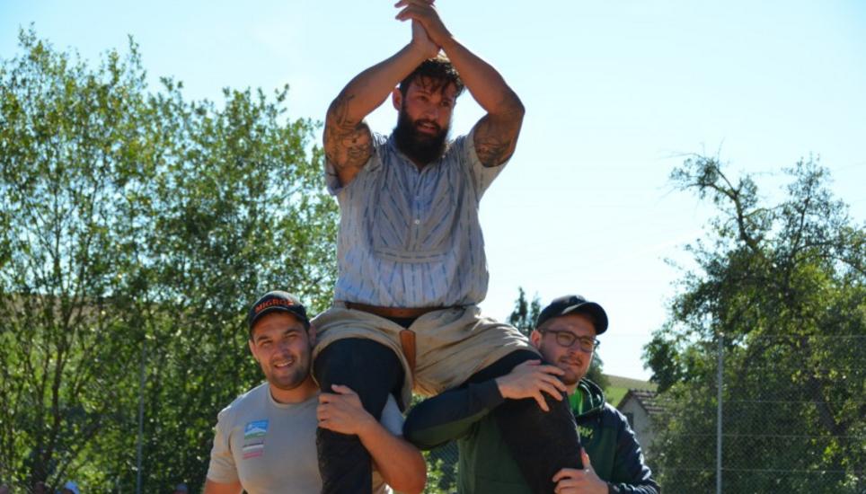 Der Appenzeller Michael Bless gewinnt das Kantonale Schwingfest mit dem Maximum an Punkten. Bild: RM