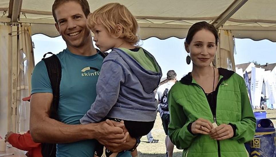 Für einmal als Ehrengast in Büsingen dabei: Rekordsieger Andy Sutz mit Sohn Arien und Ehefrau Alina. Bild: hcs.