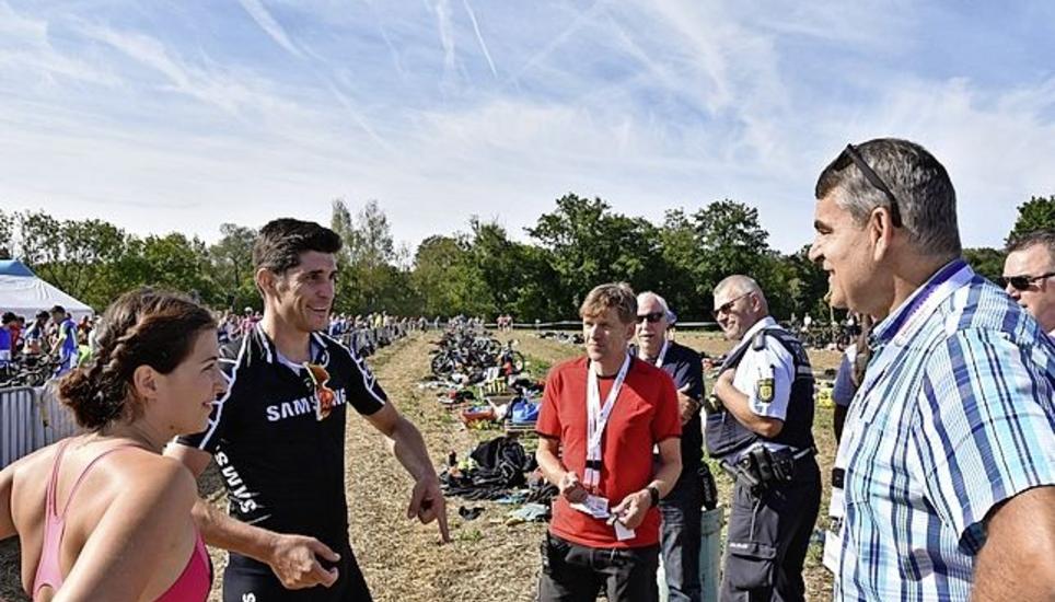 In der Wechselzone mit (v. l.) Sarah Keller, Franco Marvulli (Radfahrer im Radio- Munot-Team), OK-Chef Marcel Zürcher und Regierungspräsident Christian Amsler. Bild: hcs.