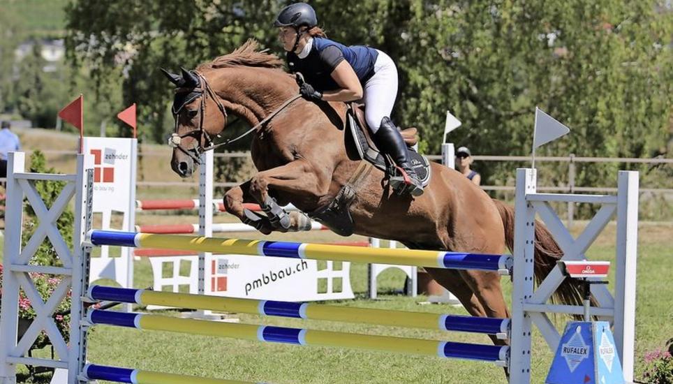 Jrina Giesswein (hier auf ihrem Pferd Indullah) sicherte sich auf Enjoy und Ladina in Thayngen einen starken Doppelsieg. Bild: Claudia Uehlinger