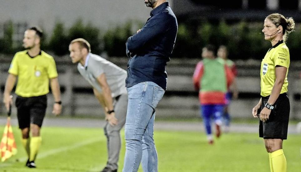 Bankspiele: FCS-Coach Boris Smiljanic kann seit dieser Saison eine Auswechslung mehr vollziehen. Bild: Roger Albrecht