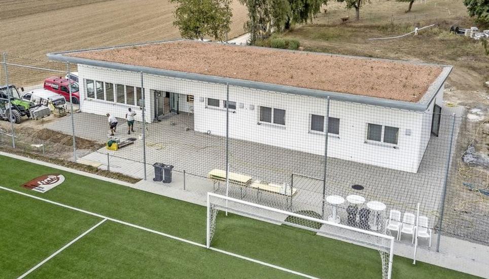 Topmoderne Infrastruktur: Nach dem Bau des Kunstrasens wird nun das neue Clubhaus des FC Büsingen eröffnet. Bild: zvg