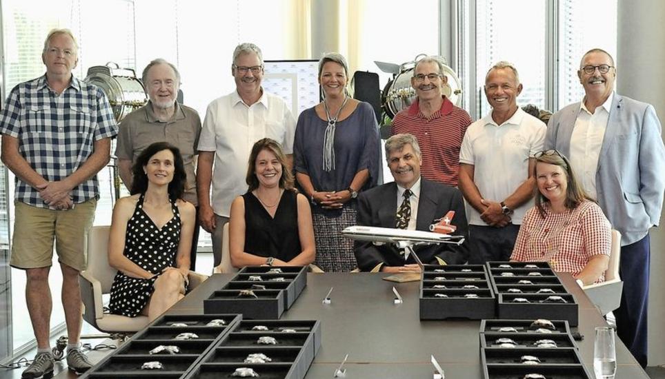 Die damalige Besatzung des Taufflugs: Hintere Reihe: Hans-Konrad Trümpler, Hans-Rudolf Amsler, Markus Müller, Corinne Ullmann, Hans-Peter Unger, Guido Lengwiler sowie Hannes A. Pantli von der IWC. Vordere Reihe: Ursula Neukomm, Germaine Ghisletti, Friedrich Huggler u. Bettina Laich. Bild: B. Bührer