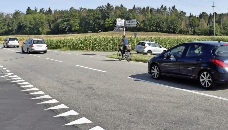 Zwischen Rafz und Rüdlingen verkehren täglich rund 4500 Fahrzeuge, und die Radfahrer sind auf dieser Strecke derzeit ohne separaten Radweg unterwegs, was gefährlich ist. Bild: Thomas Güntert