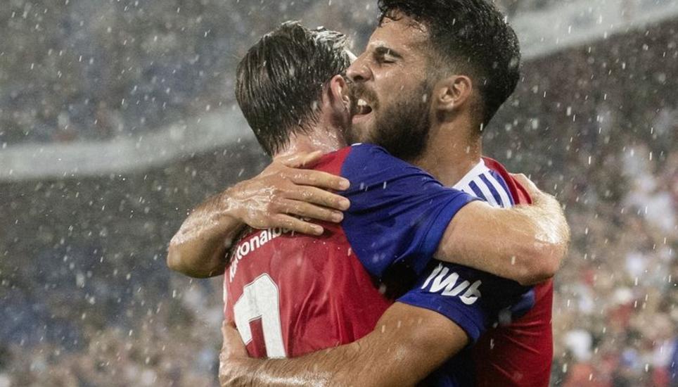 FCB-Spieler Eray Coemert feiert im strömenden Regen sein entscheidendes Tor zum 3:2 Endstand . Bild: Key