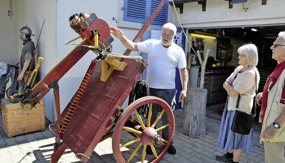 Adnan Düzel alias Gaius Octavian Cappadocia demonstriert Ausstellungsbesuchern die selbst gebaute «Carroballista» auf Rädern, seinen ganzen Legionärsstolz. Bild: Mark Gasser