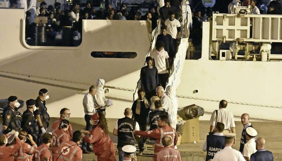 Gestern durften alle verbliebenen Flüchtlinge das Schiff der italienischen Küstenwache verlassen. Bild: Key