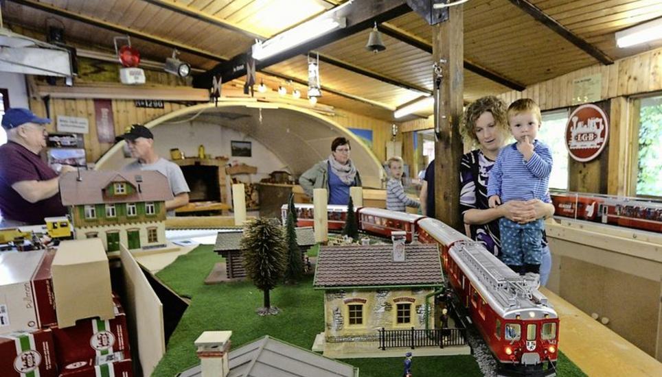 Die grossen Züge auf der Spur llm faszinieren Moritz und seine Mutter Rahel Wanner am Besuchstag des Modelleisenbahnclubs Schaffhausen. Bild: Selwyn Hoffmann