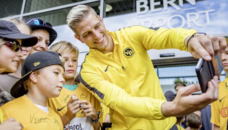 YB-Goalie David von Ballmoos bei der Ankunft auf dem Flughafen Bern-Belp beim Selfiemachen. Bild: Key