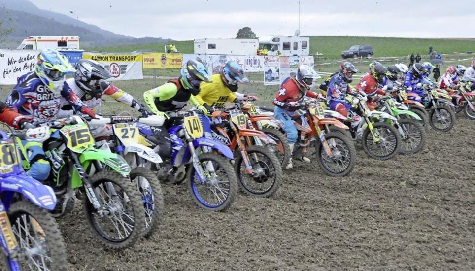 Wenn das Rennen lanciert ist, beginnen umgehend die Duelle um die besten Plätze: das Startprozedere beim diesjährigen Motocross Beggingen. Bilder: Pascal Oesch