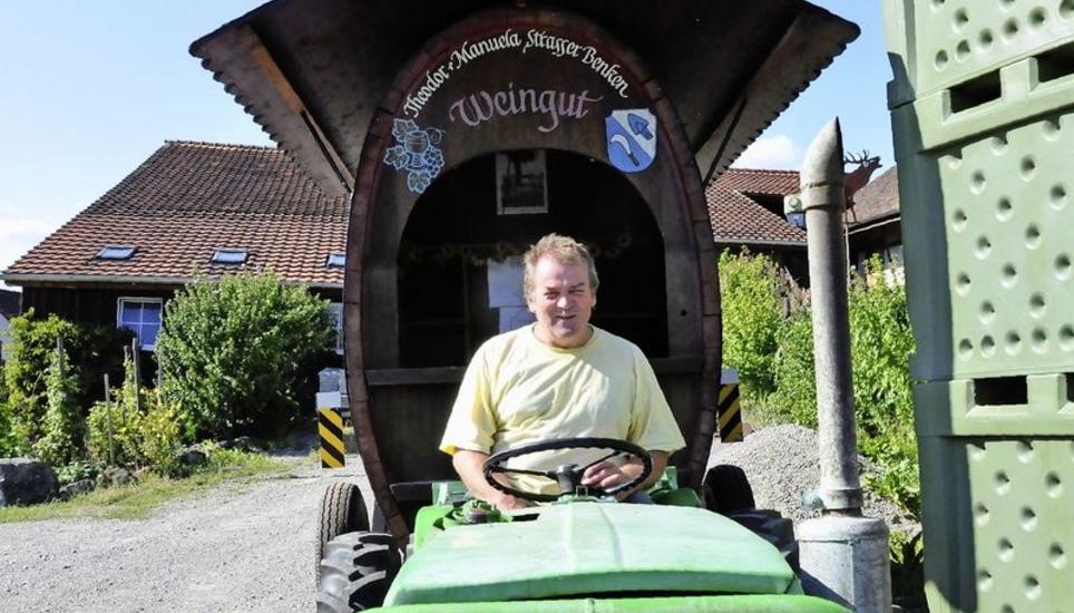Theodor Strasser aus Benken ist bereit: Sein möbliertes, mobiles Weinfass hat sich schon an manchem Fest bewährt. Bild: M. Gasser