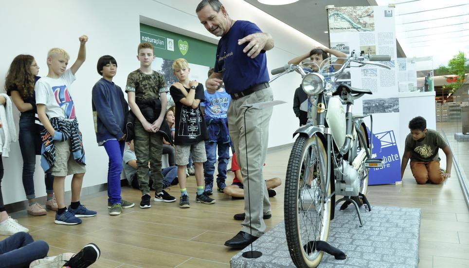 Peter Loosli zeigte den Schulkindern die Ausstellung «Stoh bliibe verbote». Bild: M. Gasser