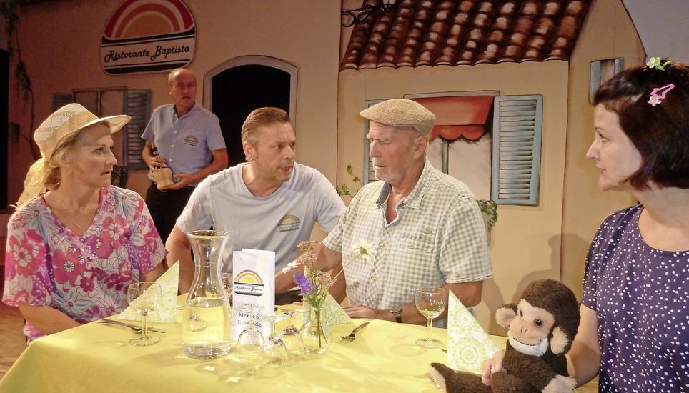 Sommer, Sonne, Strand und Amore prägen «Die Widerspenstige», die aktuelle Produktion des Theaters 88. Bild: Ursula Junker