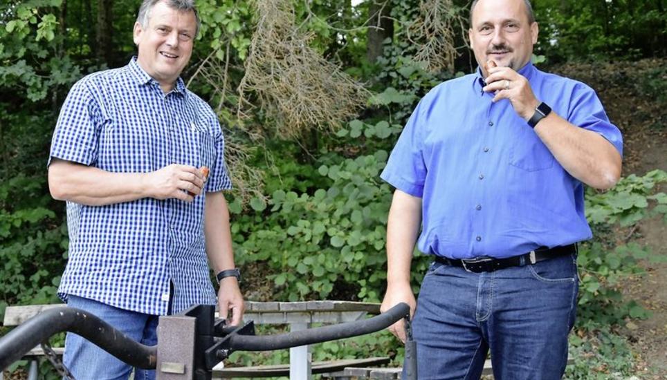 OK-Präsident Kurt Bührer (rechts) und OK-Mitglied Werner Bührer freuen sich schon auf die speziell hergestellte Reiat-Jubiläumswurst. Bild: Sophie Schäfer