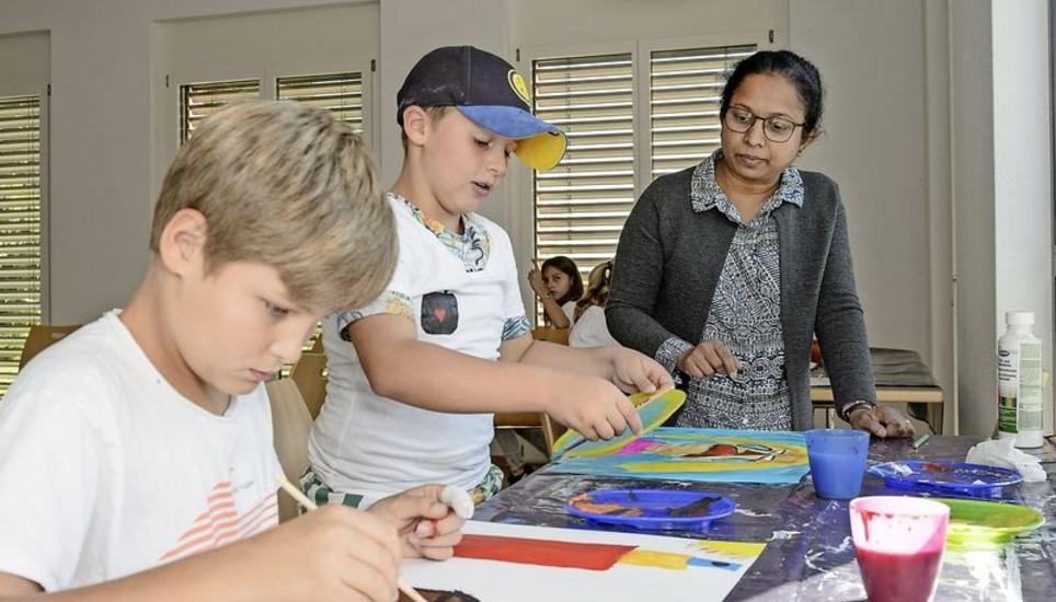 Im Begegnungszentrum in Laufen führte Yulanie Perumbadage (r.) gestern einen Workshop mit Kindern durch. Nebenan in der Kirche stellt sie aus. Bild: Selwyn Hoffmann