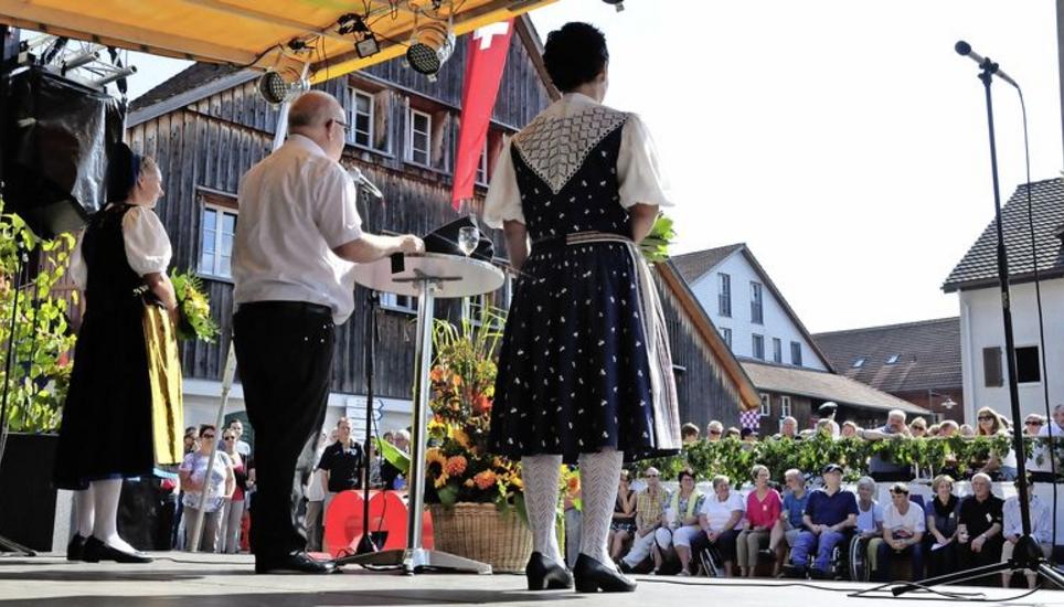 «Hat Hettlingen das Recht, das Weinländer Herbstfest durchzuführen?», fragt Gemeindepräsident Bruno Kräuchi (Mitte) ironisch bei der Festansprache. Bilder: Mark Gasser