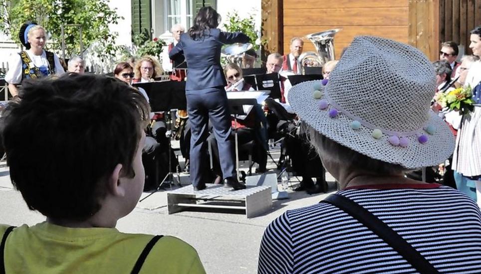 Bei schönstem Wetter genossen die Besucher die vielen Musikeinlagen auf und neben der Bühne...