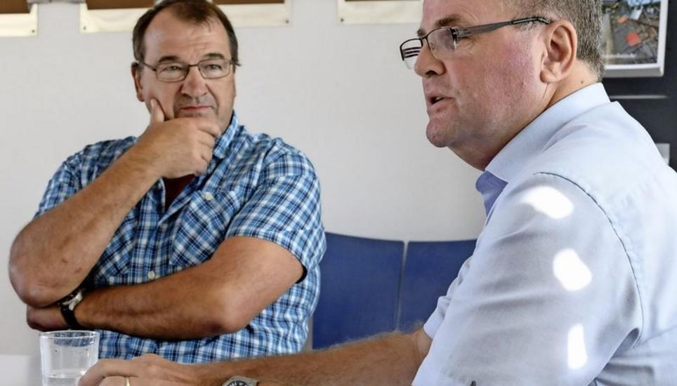 Heimreferent Christian Di Ronco (rechts) will einen Heimneubau mithilfe einer Ausgliederung der Neuhauser Altersheime finanzieren. Ex-SP-Einwohnerrat und BBZ-Direktor Ernst Schläpfer hält eine Steuererhöhung für die bessere Idee. Bild: Michael Kessler