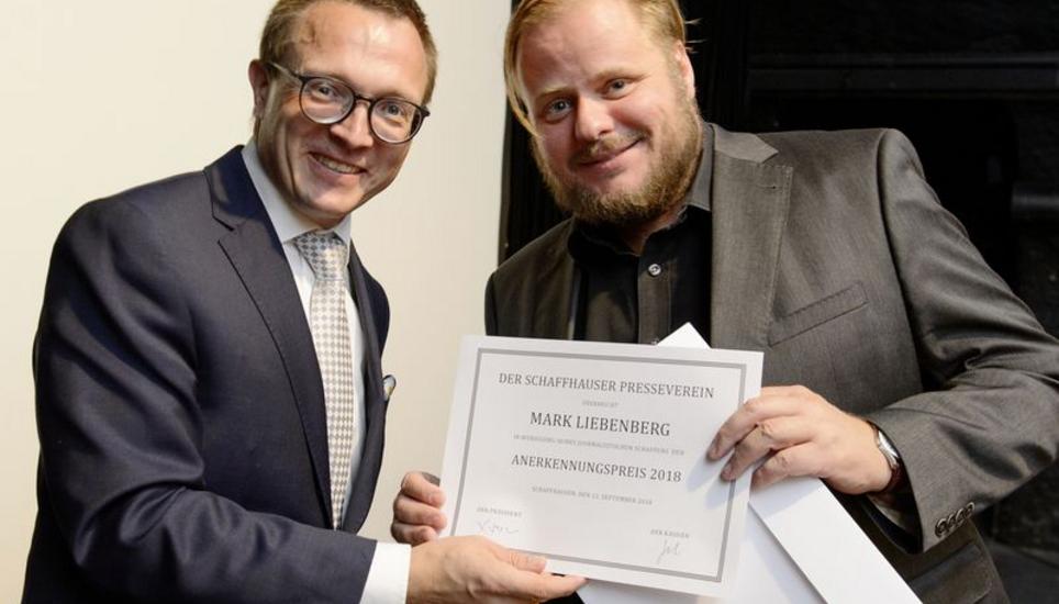 Der neu gewählte Präsident Zeno Geisseler (l.) überreicht SN-Redaktor Mark Liebenberg den Anerkennungspreis des Schaffhauser Pressevereins. Bild: Selwyn Hoffmann