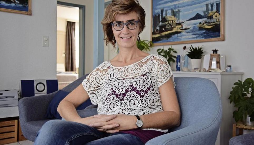Elisabeth Hirschi leistete 15 Jahre lang Freiwilligenarbeit in Kambodscha, 2017 kehrte sie in die Schweiz zurück. In ihrer Wohnung in Neuhausen zieren mehrere Bilder mit Szenen aus der langjährigen Heimat die Wände. Bild: Saskia Baumgartner