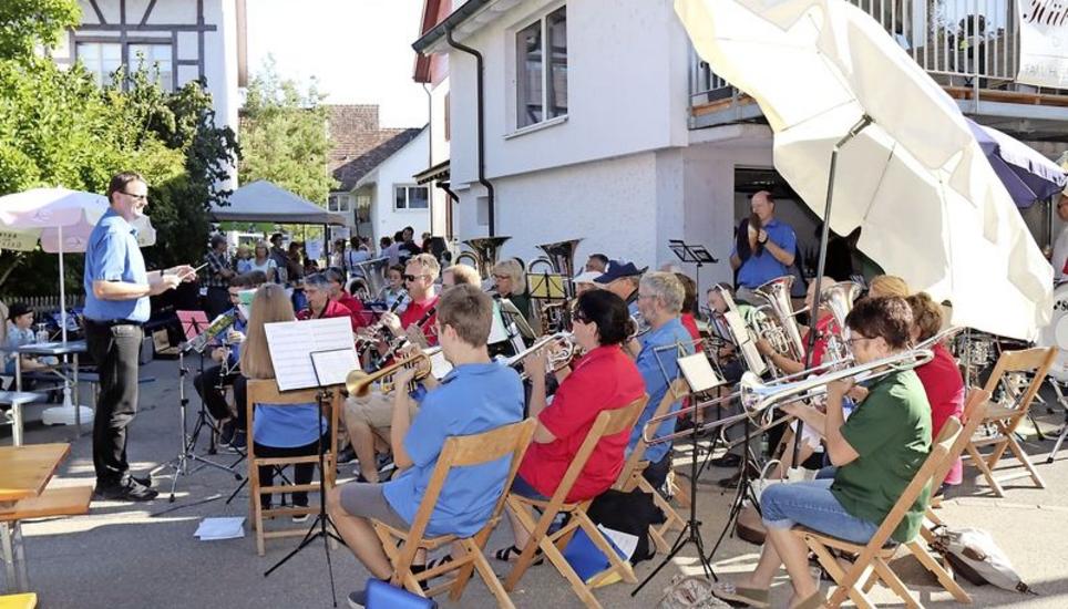Für viel Stimmung sorgte am Samstag die Musikgesellschaft Rheinau. Bild: Roland Müller