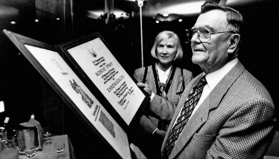 Robert Pfaff wurde 1998 zum Ehrenbürger Neuhausens ernannt. Heute wird er 90 Jahre alt. Bild: Bruno und Eric Bührer