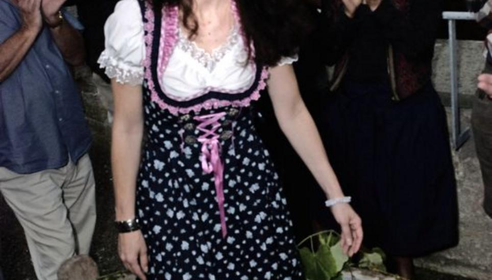 Die Neuhauser Weinkönigin Nicole Di Ronco beim Traubenstampfen. Bild: Julia Leppin