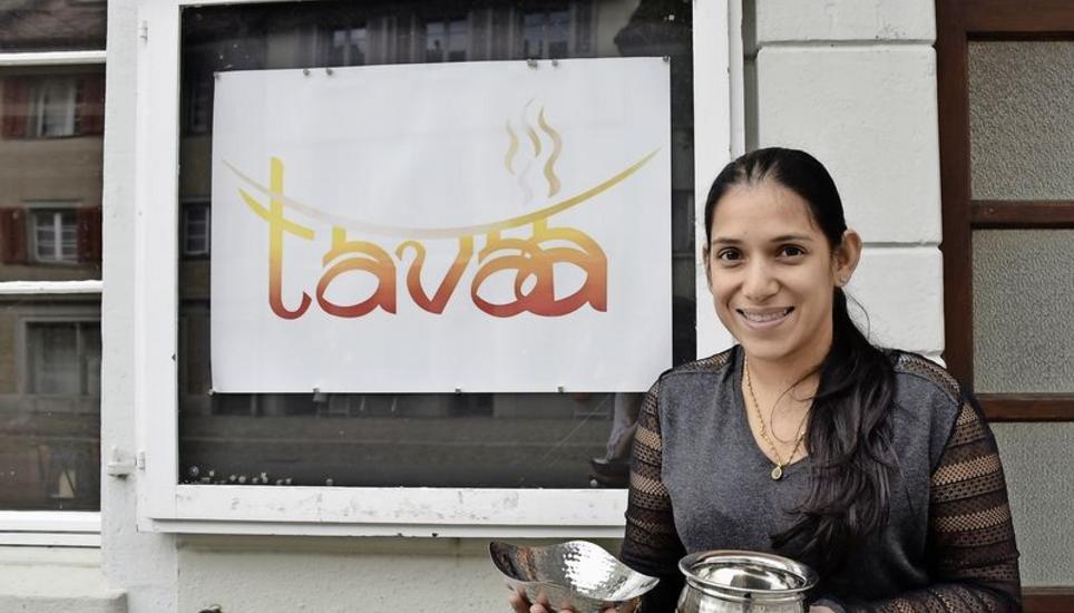 «Tavaa»-Betreiberin Kavita Gaglani hat sich in das Ruhige, Traditionelle Diessenhofens verliebt. Das habe ihr in den Vororten von London oft gefehlt. Bild: Darina Schweizer