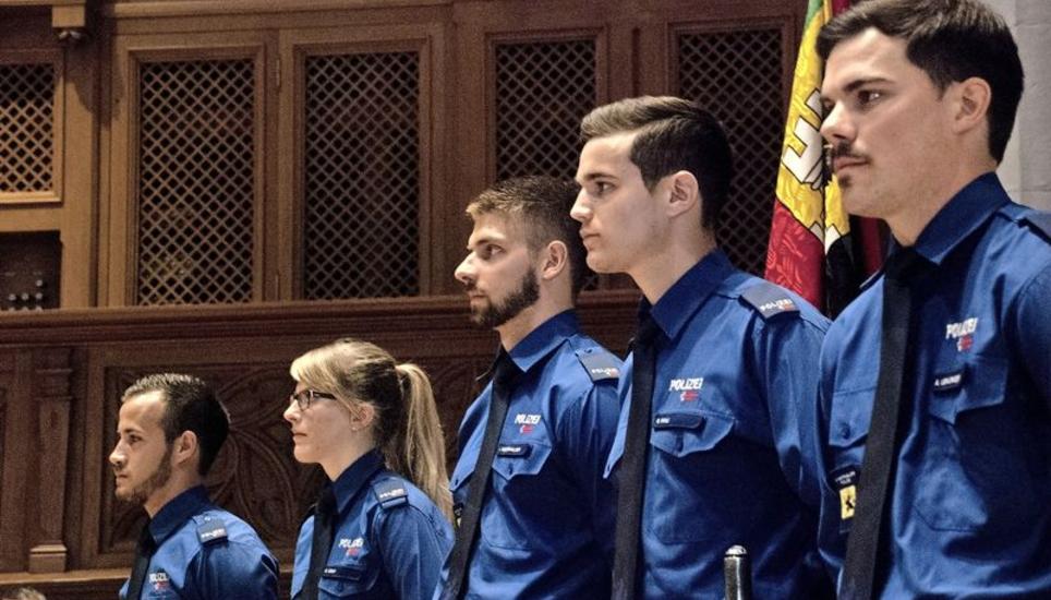Die neuen Polizisten (v. l. n. r.): Alessandro Bianchi, Olivia Graf, Joël Niederhauser, Robin Pfau und André Uehlinger. Bild: Jullia Leppin