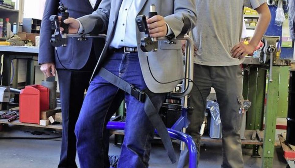 Hier entsteht der Hybrid zwischen Rollator und Rollstuhl (von links): Erfinder Hans Fischer, Andair-CEO Michael Riedo und der Polymechaniker Sacha Bächtold. Bild: M.G