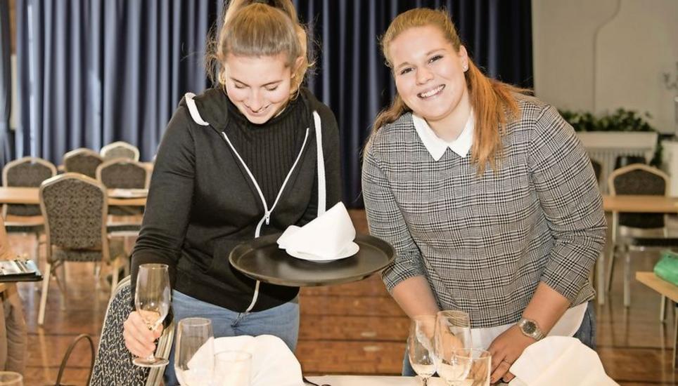 Die Restaurationsfachfrauen in Ausbildung, Laura Pfister (links) und Cheyenne Gut, wollen zusammen mit ihren Klassenkameradinnen die Servicemeisterschaft in Luzern gewinnen. Bild: Jeanette Vogel