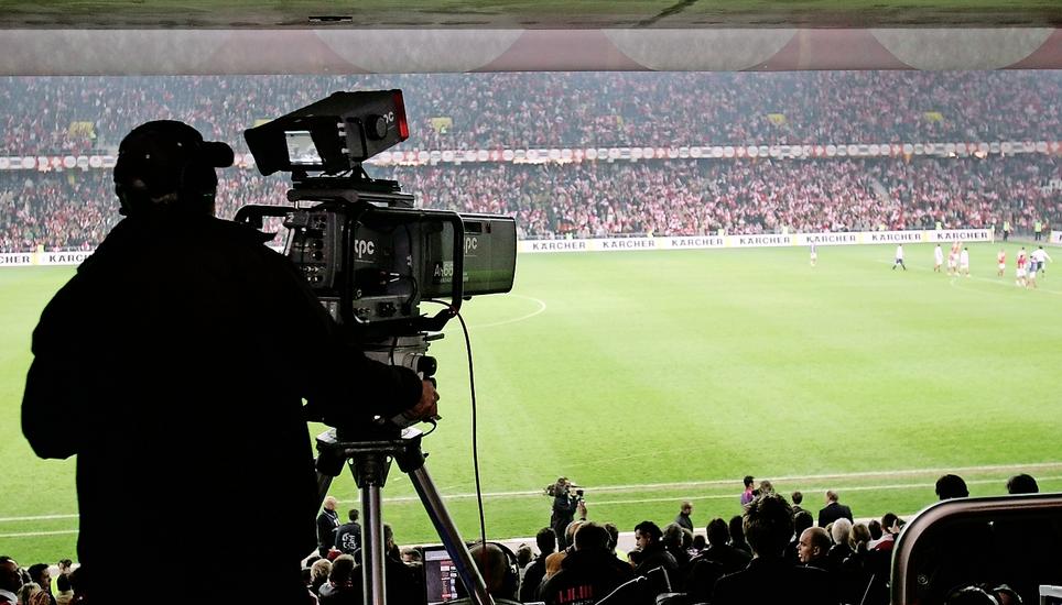 Fussball im TV, aber nur noch für die zahlende Kundschaft. Bild: Key