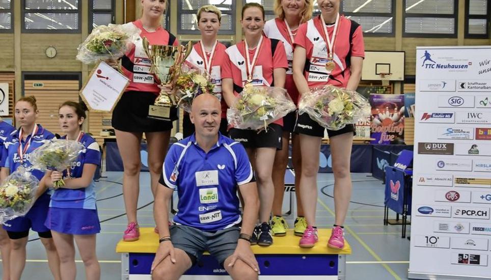 Titeljagd: TTCN-Coach Pavel Rehorek (vorn, blaues Shirt) will mit seiner Equipe erneut den Meistertitel gewinnen. Bild Poe