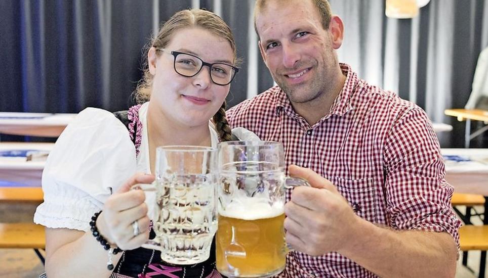 Das neue Schaffhauser Oktoberfest wollten sich Matthias Bührer und Rebecca Steinemann nicht entgehen lassen .