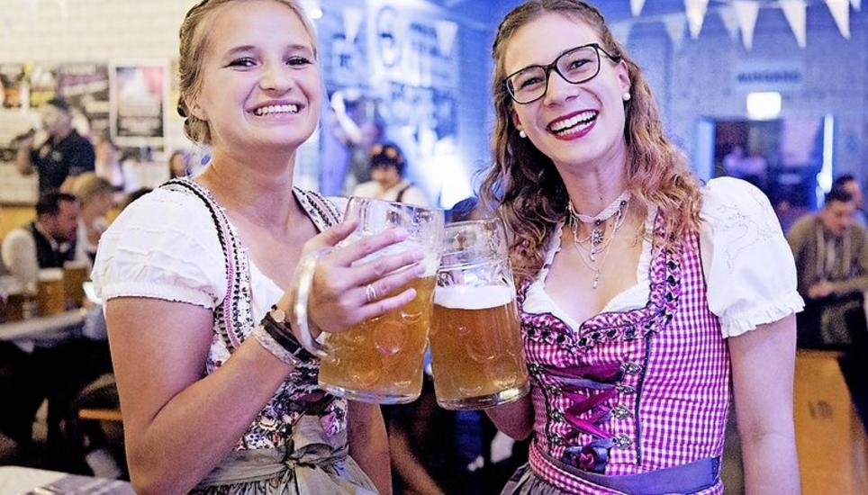 Für das Oktoberfest zwängten sich auch Michelle Heller (l.) und Jasmin Zimmermann gut gelaunt in ein Dirndl .