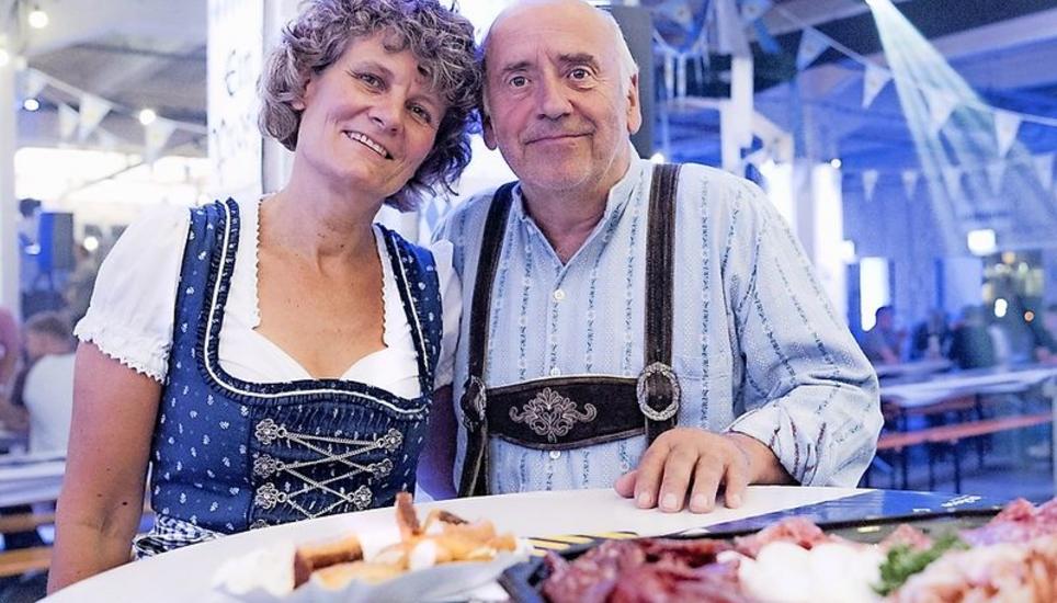 Das gute Bier und die anheizende Musik liessen Regula und Walter Meister ganz in Oktoberfeststimmung eintauchen .