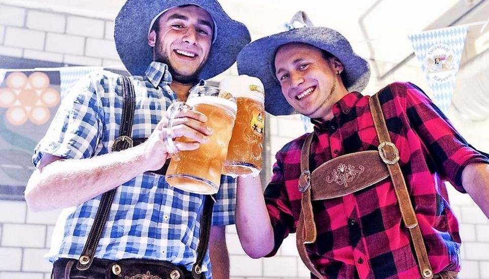 Für den Biernachschub waren die kräftigen Schank-Boys Nino Keller (l.) und Andreas Lehmann zuständig .