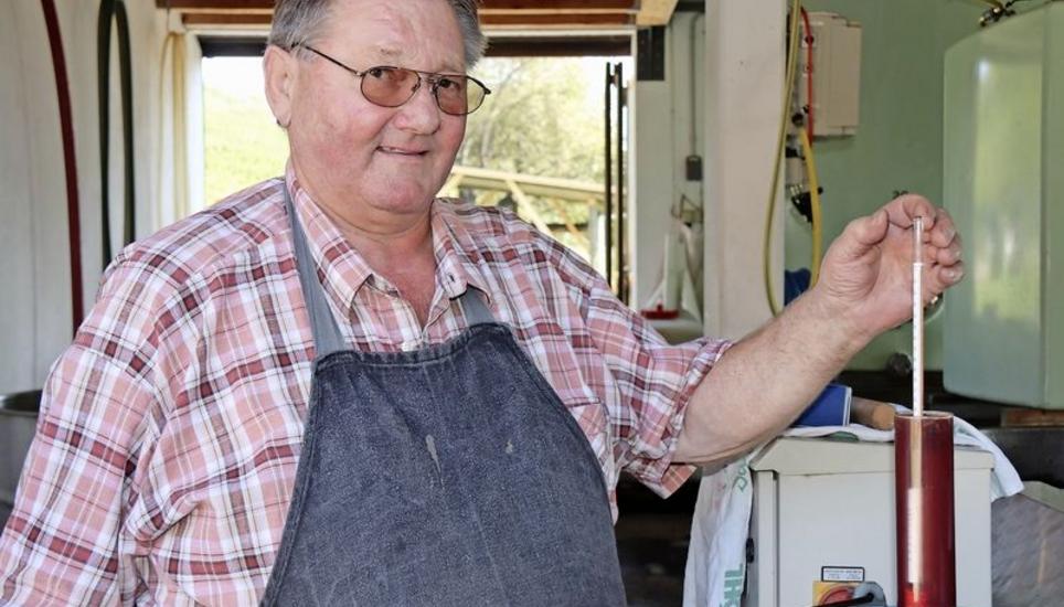 Peter Egloff hat den süssen Saft mit der Öchslewaage gemessen. Das kantonale Labor bestätigte den Wert. Bild: Roland Müller