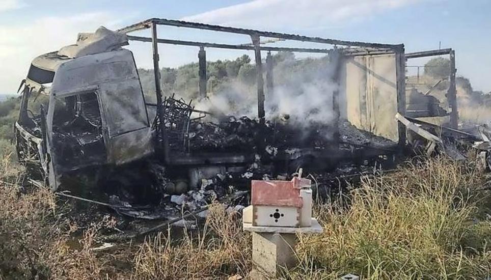 Bei der Kollision eines Kleinbusses mit diesem Lastwagen starben im Norden von Griechenland elf Migranten, die mit einem Schlepper unterwegs waren. Bild: Key