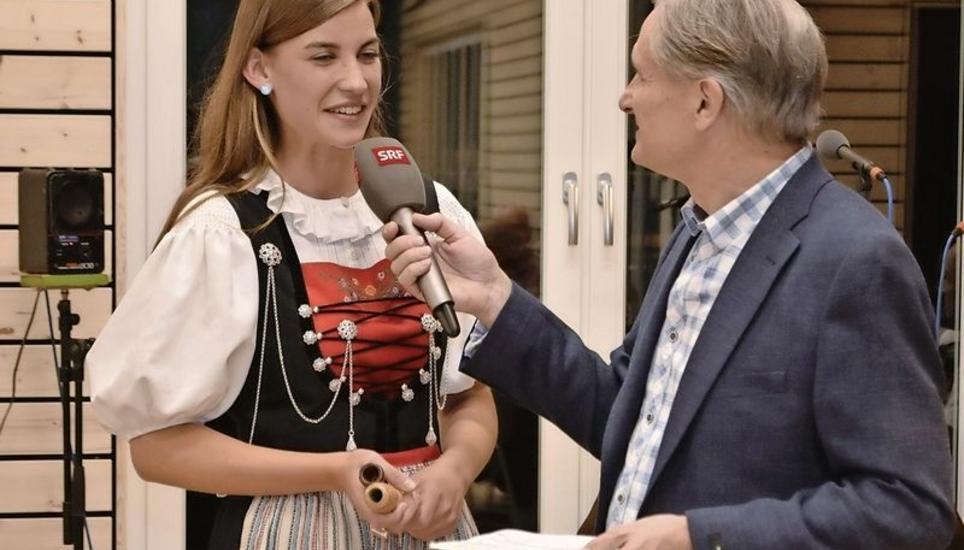 Während der Musikblöcke unterhielt sich der Moderator Beat Tschümperlin mit den Künstlern und der Gastgeberin. Lisa Stoll plauderte dabei etwas aus dem Nähkästchen. Bild: Thomas Güntert