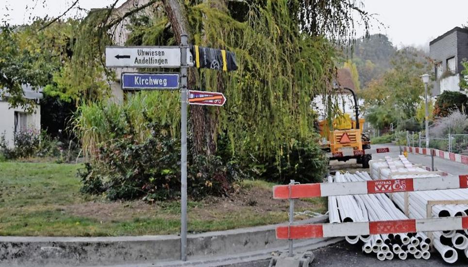 Wegen der Bautätigkeiten an der Lächenstrasse (r.) wurde vermehrt am Kirchweg (l.) und an der Uhwieserstrasse parkiert. Nun wird es hier ein Parkverbot geben. Bild: mba