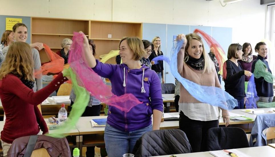 Zehn Minuten Zeit hatte jede Lehrperson, um den Kollegen eine spannende und erfolgreiche Übung zu zeigen. Im Bild: Gehirntraining durch Bewegung. Bild: Selwyn Hoffmann
