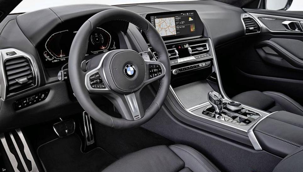 Typisch BMW: schnörkelloser Arbeitsplatz in bester Qualität.