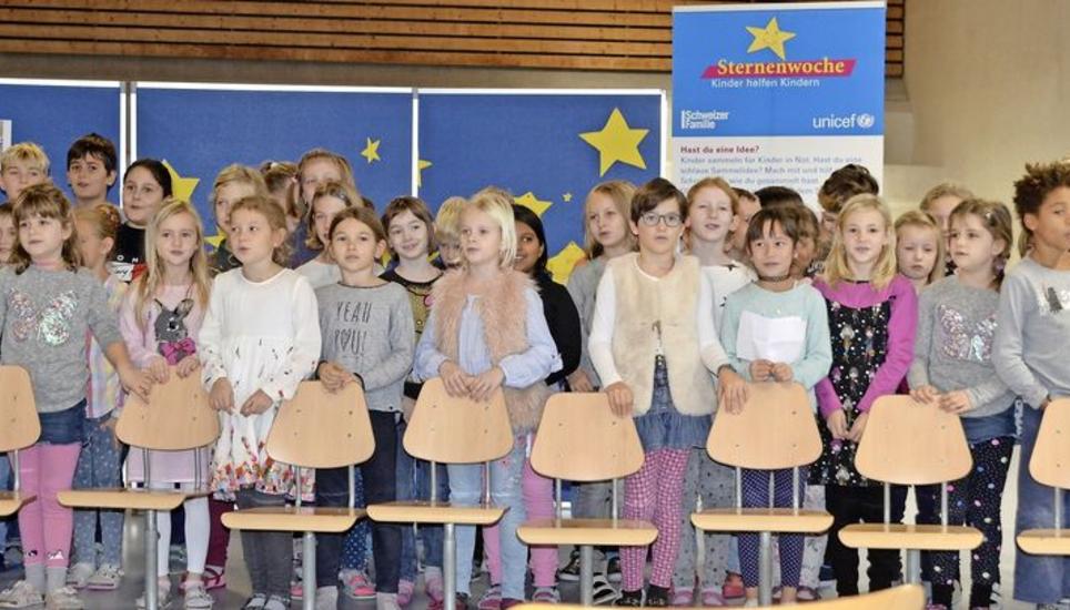 An der Kinder-Pressekonferenz sangen die Schüler der Klassen 2a und 2d gemeinsam ein Lied. Bild: Luc Müller
